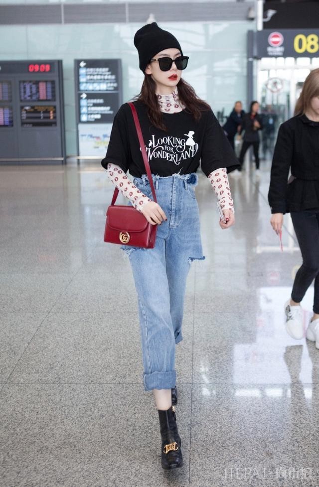 戚薇为凹造型太拼！机场街拍穿7890蝴蝶结上衣配编织裙，两颗泪痣太抢镜