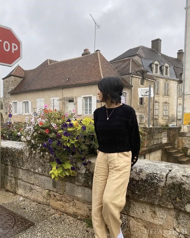 JENNIE妈穿雾霾蓝高领毛衣搭配牛仔蓝色阔腿裤，温暖又舒服