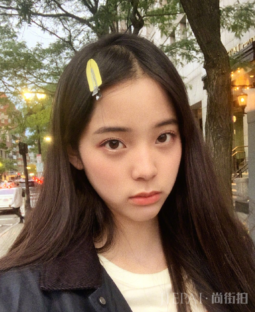 欧阳娜娜“眼屎妆”火了,女生很喜欢,直男却以为是“苍蝇腿”