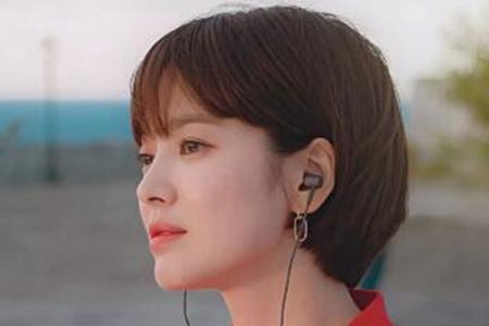 周冬雨马思纯不愧是姐妹花，心机短发展现时髦气质