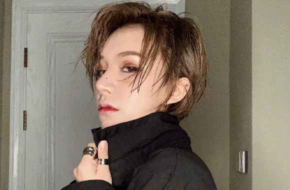 王逗逗恋爱后风格大变,剪短长发成中性风,侧颜模样超A