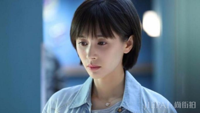 曾与贾乃亮同居3年,却输给了李小璐,今32岁成人生赢家