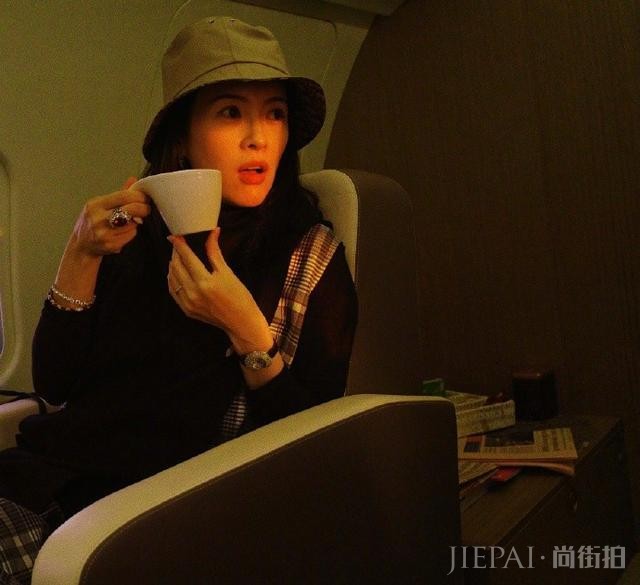 章子怡称赞朋友会拍照,镜头下却笑不起来,一口大黄牙说明一切