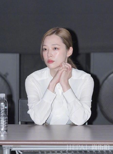 女星崔雪莉生前最后一次亮相，面对镜头笑得像朵花，让粉丝太心疼