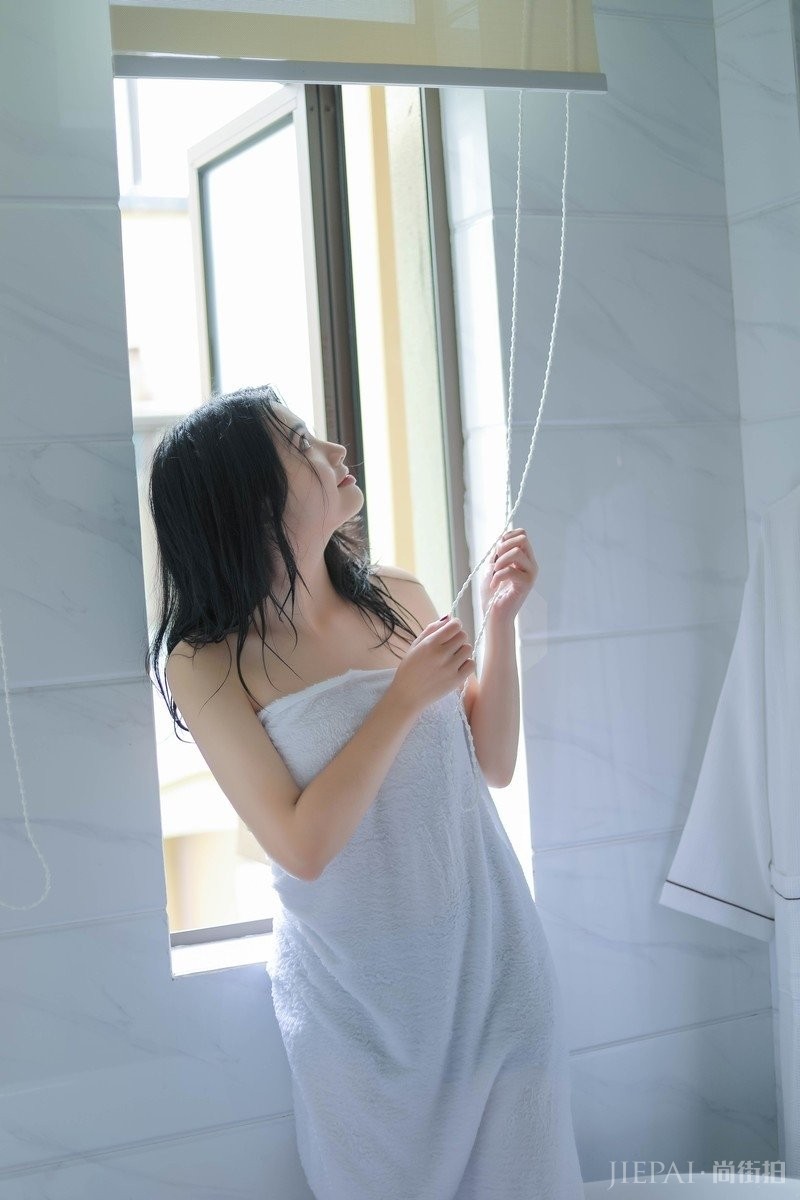 性感美女浴室浴袍大胆诱惑极致写真图片