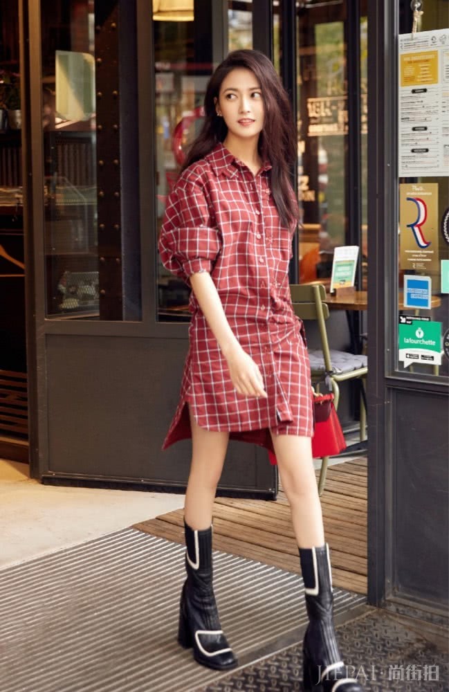 陈钰琪红色格子连衣裙配1万2的鞋,太霸气