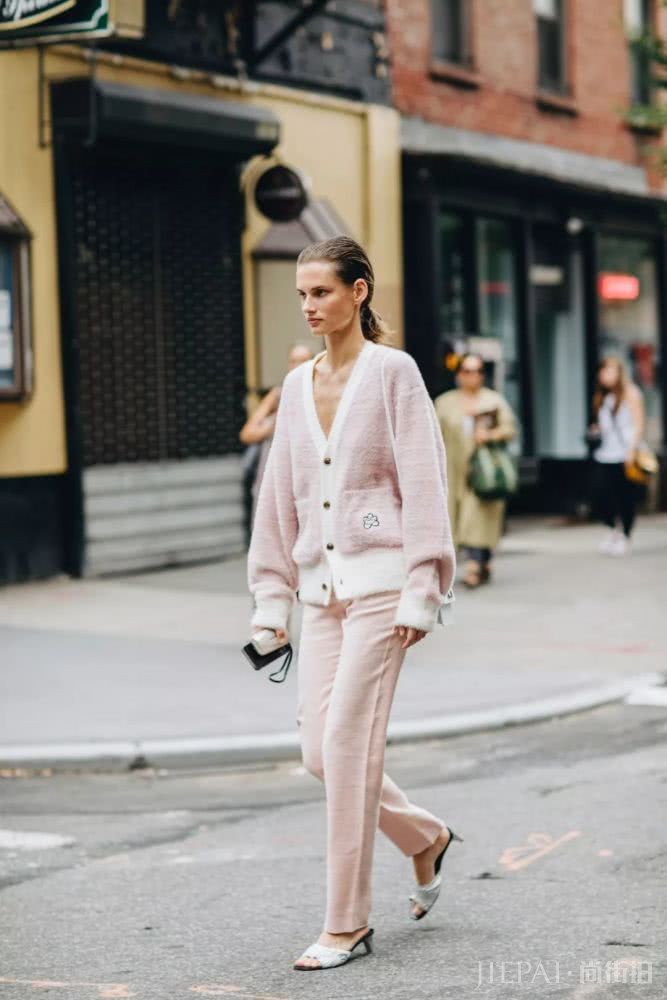 欧美美女街拍，想要周末穿好看绝对需要这件马卡龙毛衣