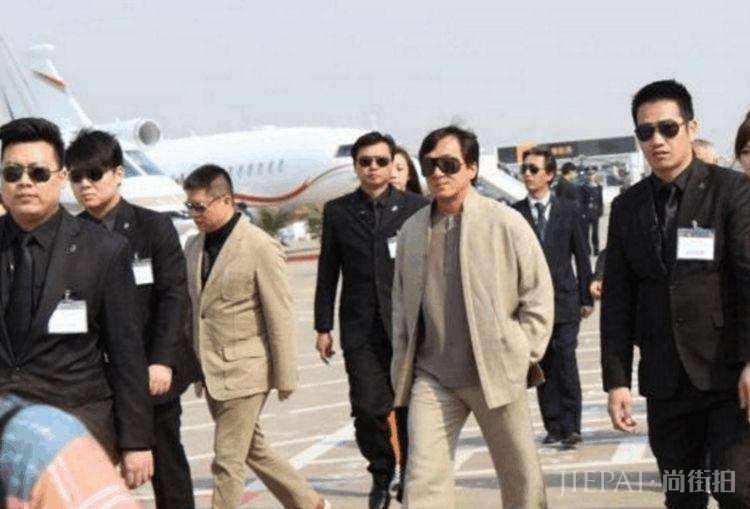 成龙在外面怎么装都行,却一直被洪金宝欺负,让成龙给他擦鞋,搓澡