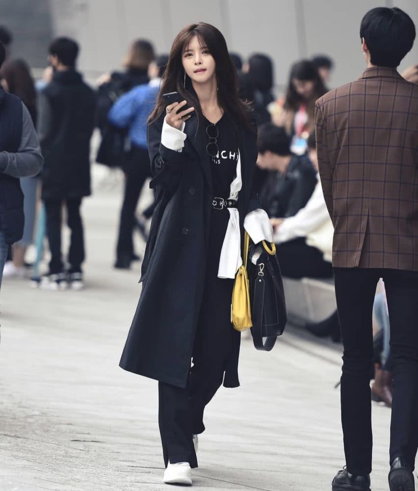 国内街拍：秋天时髦精们都爱穿美美的外套