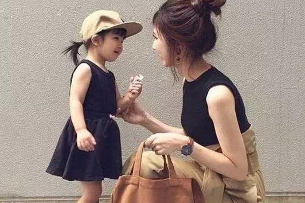 辣妈潮娃穿搭法则“大揭秘”，假期带娃出门美美的浪