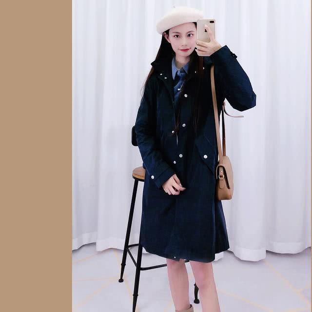 秋季怕凉的女人不一定非要穿秋裙,换大衣舒适又干练
