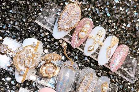 1557393766812410.jpg 美甲如何贴钻才稳固,精致装饰保持的小技巧