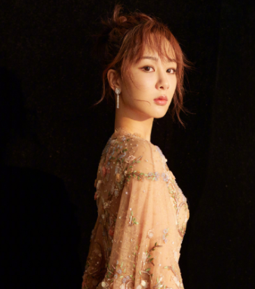 杨紫新恋情曝光？颜值气质不输秦俊杰，网友：那就在一起吧！