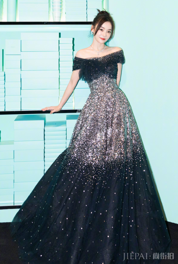 袁姗姗最新街拍照片,蓝色渔夫帽搭配白色西装有点甜哦