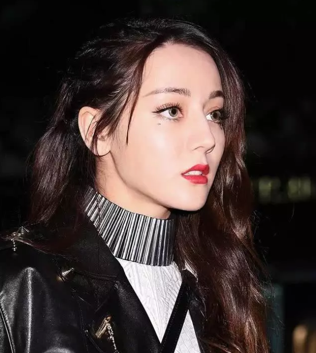 迪丽热巴现身韩国走秀，穿衣风格变化明显，颜值获韩媒高度肯定