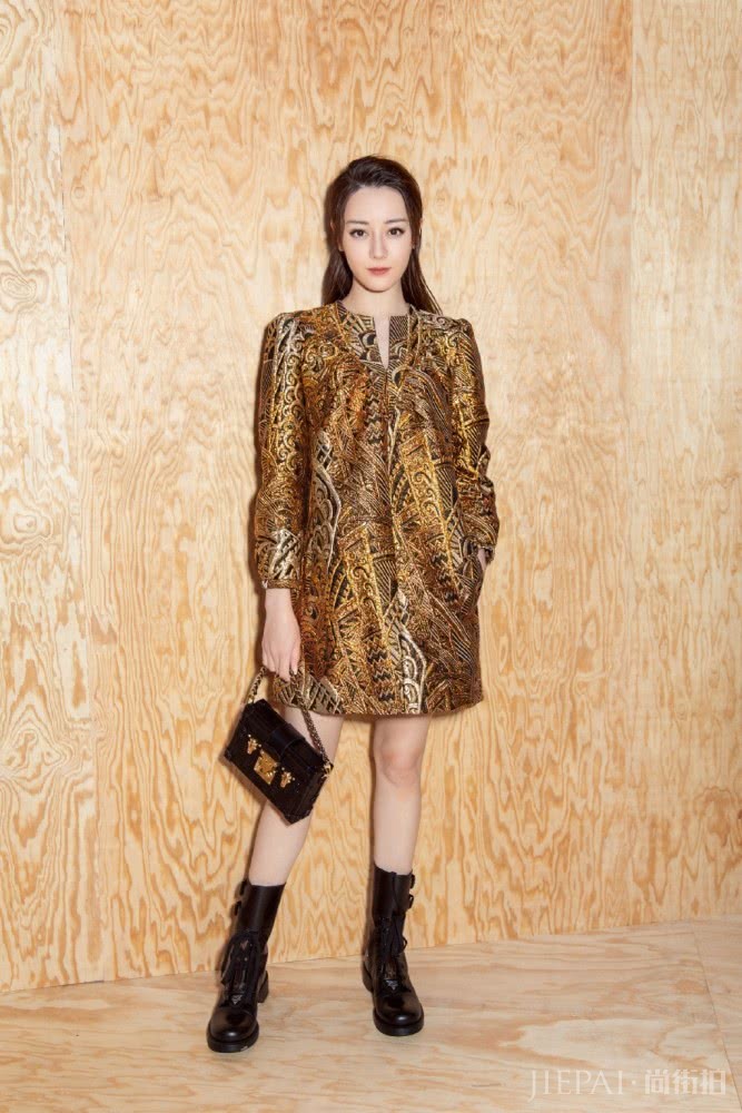 迪丽热巴短袖搭配牛仔裙秒变18岁清纯少女，美腿成焦点