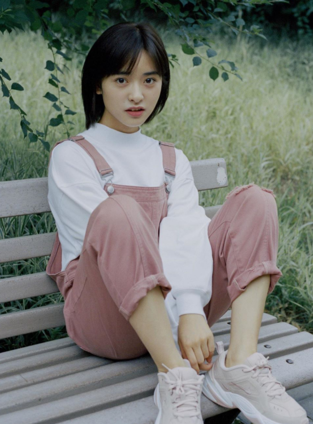 沈月穿搭换了风格，暗黑系妆容轻松驾驭