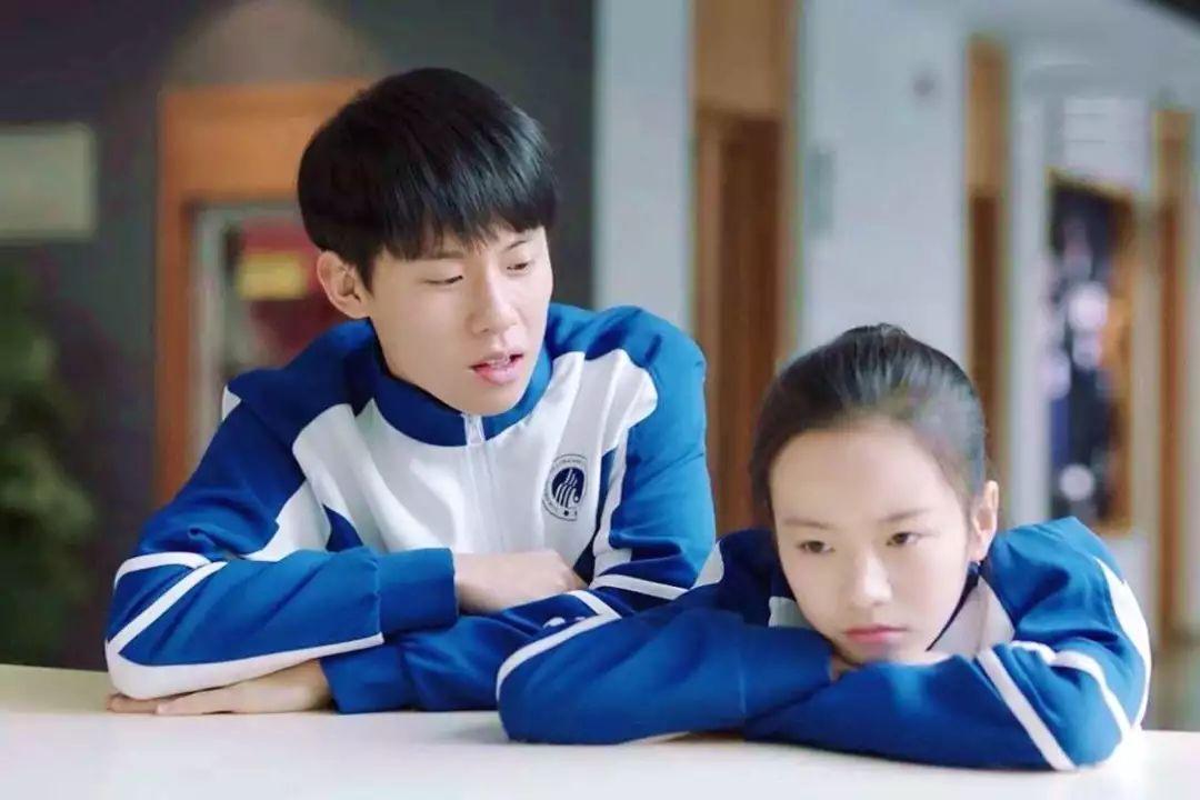 刚红就被曝光恋情，私联粉丝，黄磊都帮不了他？