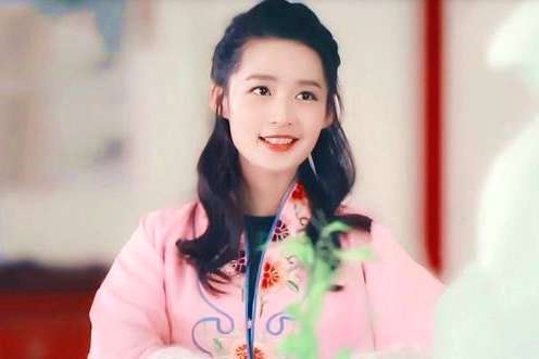中国机长中的五位空姐,中戏北电毕业的各有两位,而她非科班出身