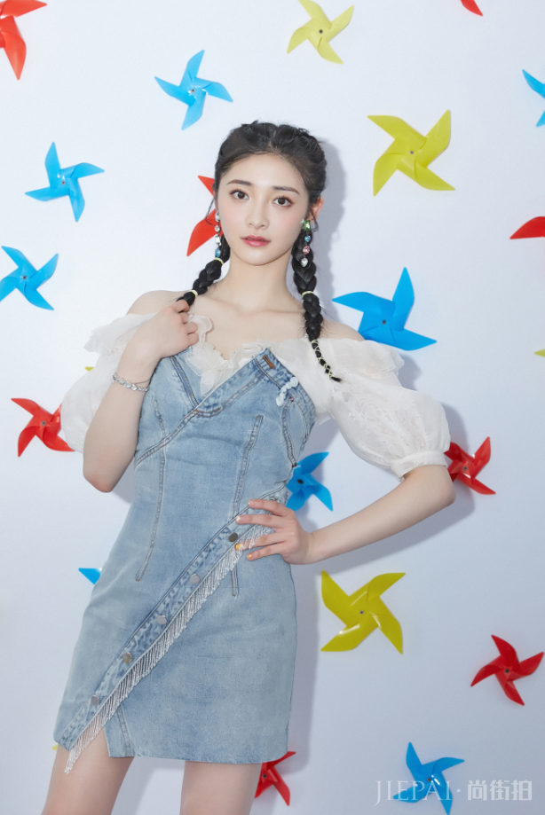 周洁琼的蝎尾辫超亮眼,好看又青春,活力十足