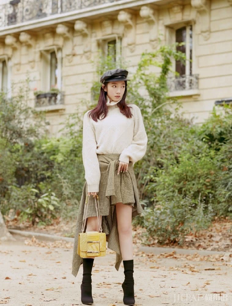 美女明星孟美岐穿白衬衫配高腰裤,机场街拍霸气又显瘦