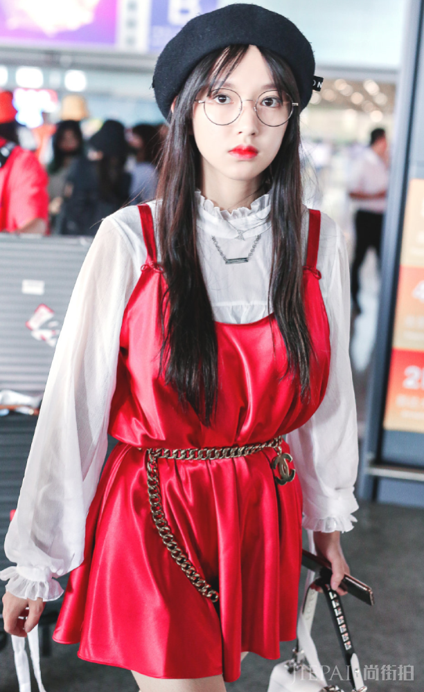 程潇这件裙子加上CHANEL的腰带,这位漂亮小姐姐也太好看了吧