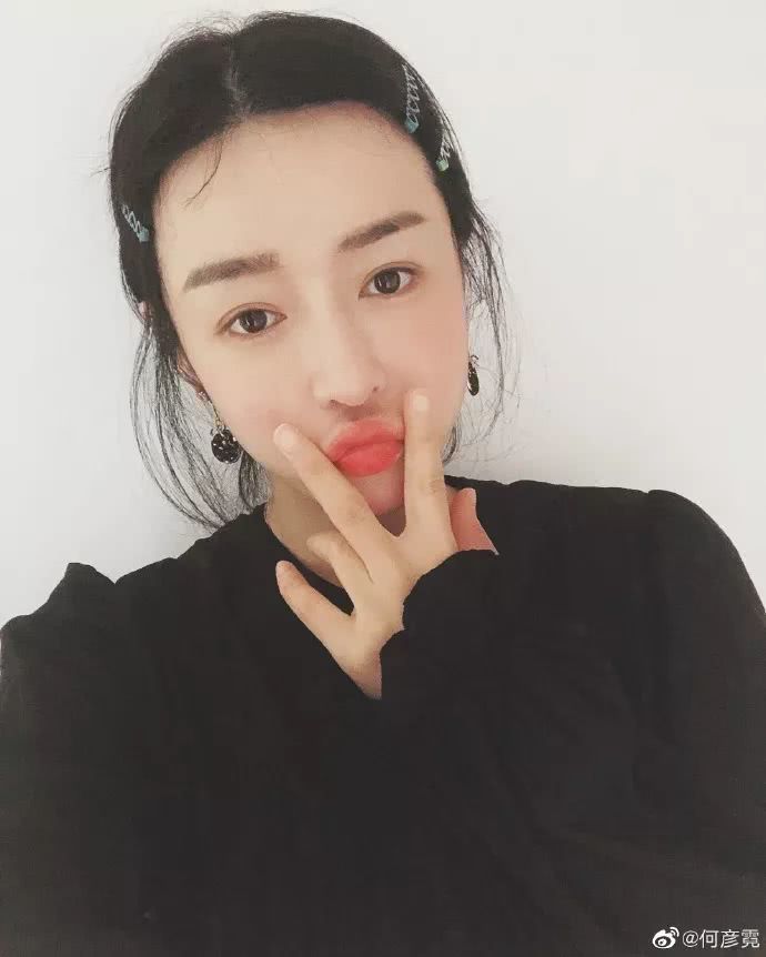 圣姑何彦霓生活照清新自然，穿搭休闲时尚