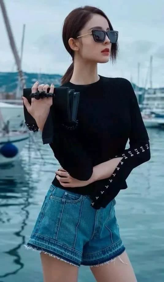 古力娜扎最新简约搭配,看起来只有80斤