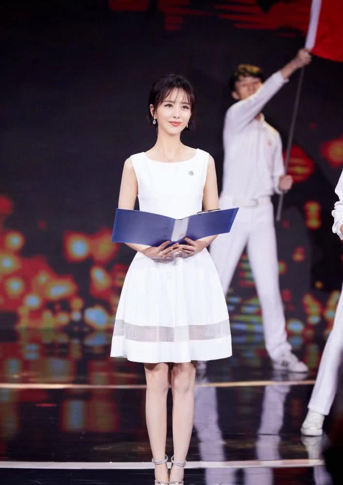 佟丽娅换新发型,空气刘海短发搭配小白裙太美