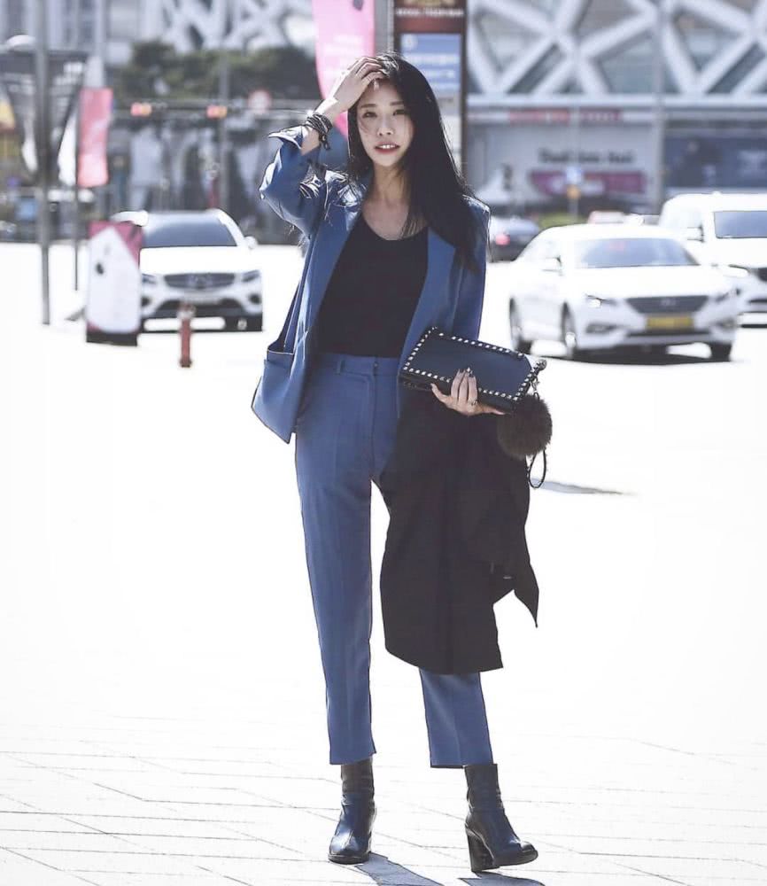 国内街拍：秋天时髦精们都爱穿美美的外套