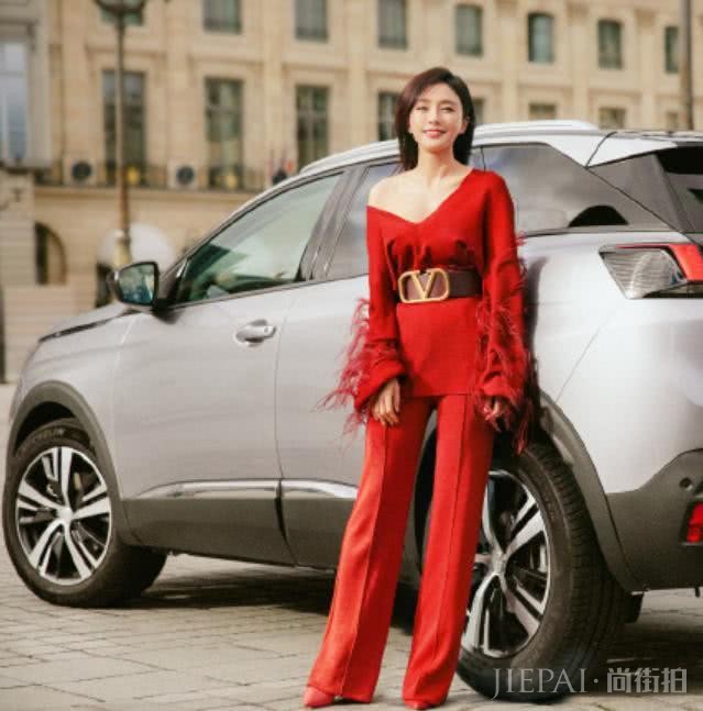 秦岚一身红比花还美,大V领秀出完美锁骨