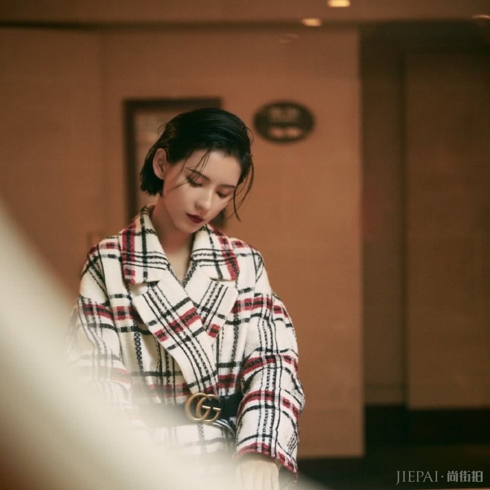 张予曦穿格纹呢子外套玩下衣失踪,配短发霸气十足