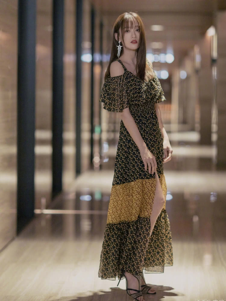 陈乔恩参加《女儿们的恋爱》穿印花纱裙约会,40岁了还是这么少女