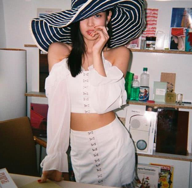 学Jennie的拍照套路,“坐着拍”不累还超好看!