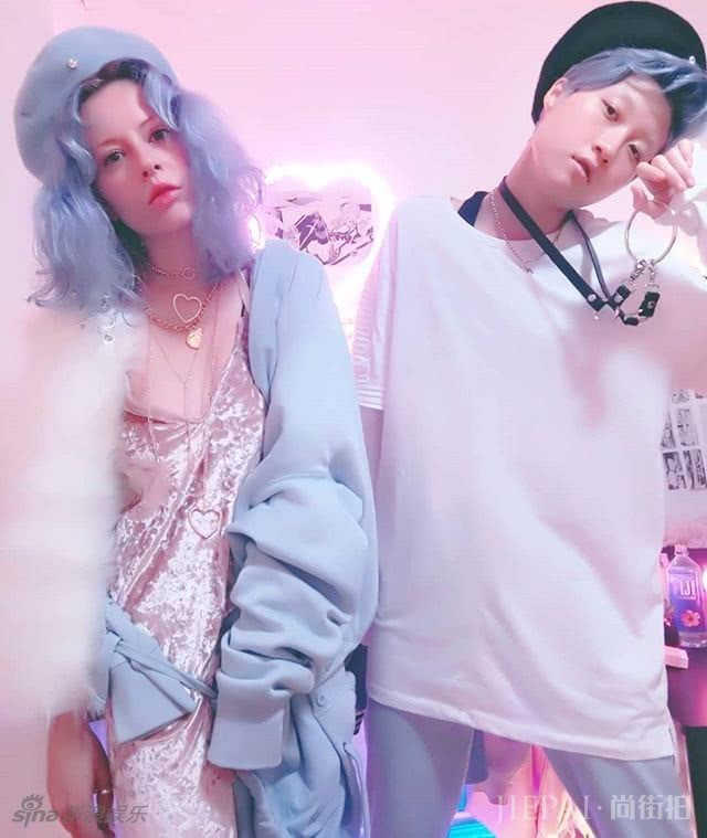 “小龙女”吴卓林西装搭黑金短发,爷们气质凸显