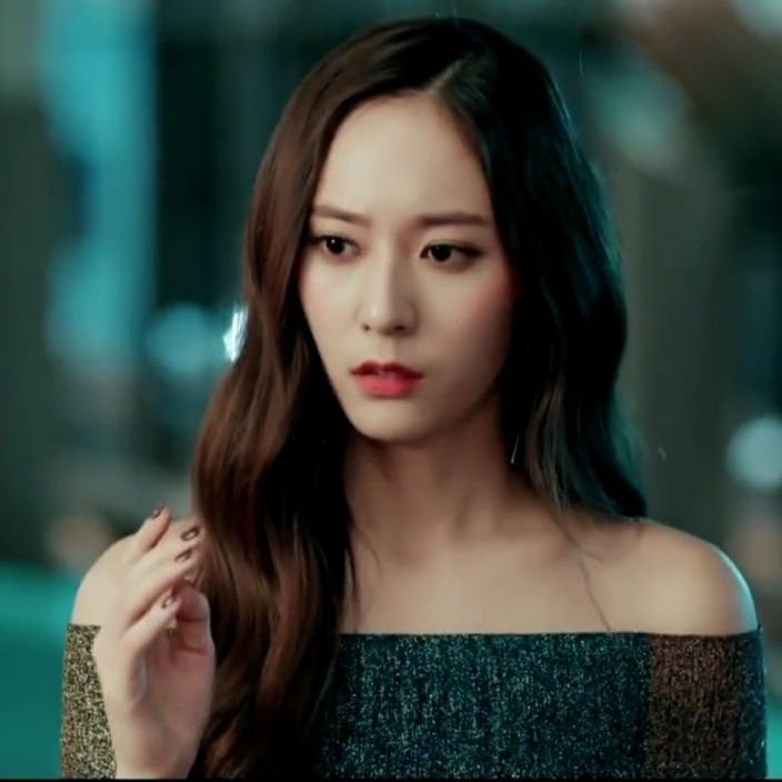 长相精致是什么感觉，看郑秀晶实力演绎女神，小v脸精致五官