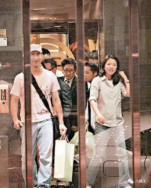 长相太高级,这才是张学友老婆真正的模样,和她合照的女星都输了