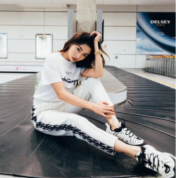 郑恺前女友参加时装周丢数件行李,网友却对她一个行为感到愤慨