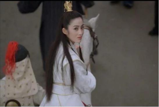 白鹿时尚杂志美图曝光,古风装扮侠气十足,从城市女孩变江湖侠客