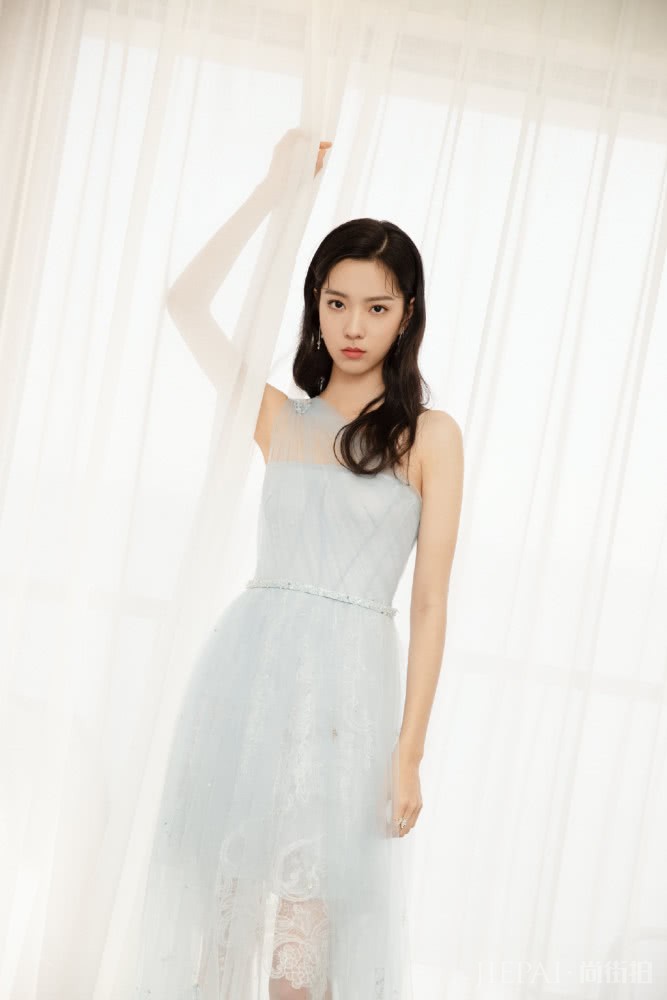 庄达菲穿斜肩轻纱裙现身釜山电影节,优雅甜美