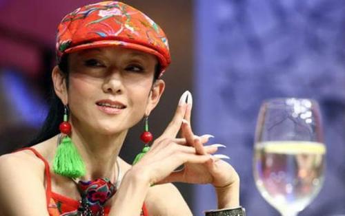 洗澡上厕所都要人帮，因此她被称“最恶心”艺术家，原因令人心痛