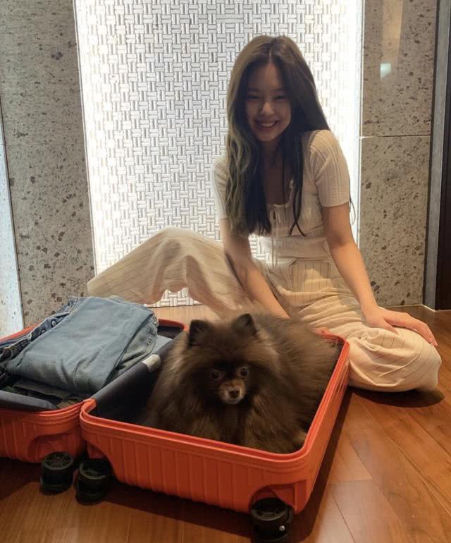 学Jennie的拍照套路,“坐着拍”不累还超好看!