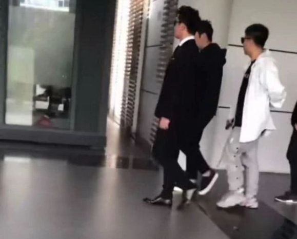 郑恺前女友参加时装周丢数件行李,网友却对她一个行为感到愤慨