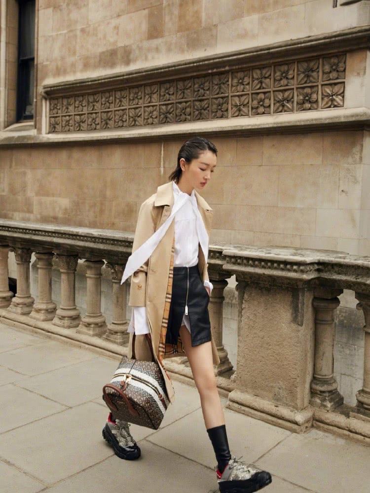 周冬雨穿1万6的风衣提1万5的包，似大佬出街超个性