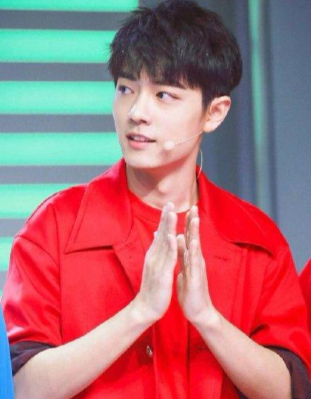 明星穿中国红谁最帅？肖战成儒雅公子，王一博炫酷，张艺兴最大胆