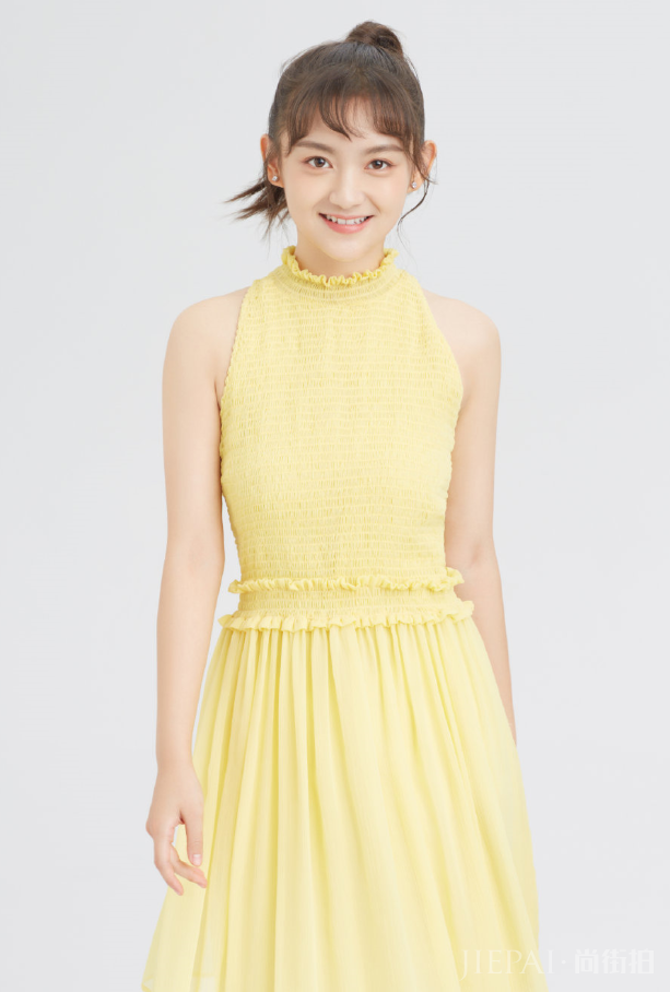 果汁女孩屠芷莹初秋写真元气十足，真是很有辨识度的漂亮美女