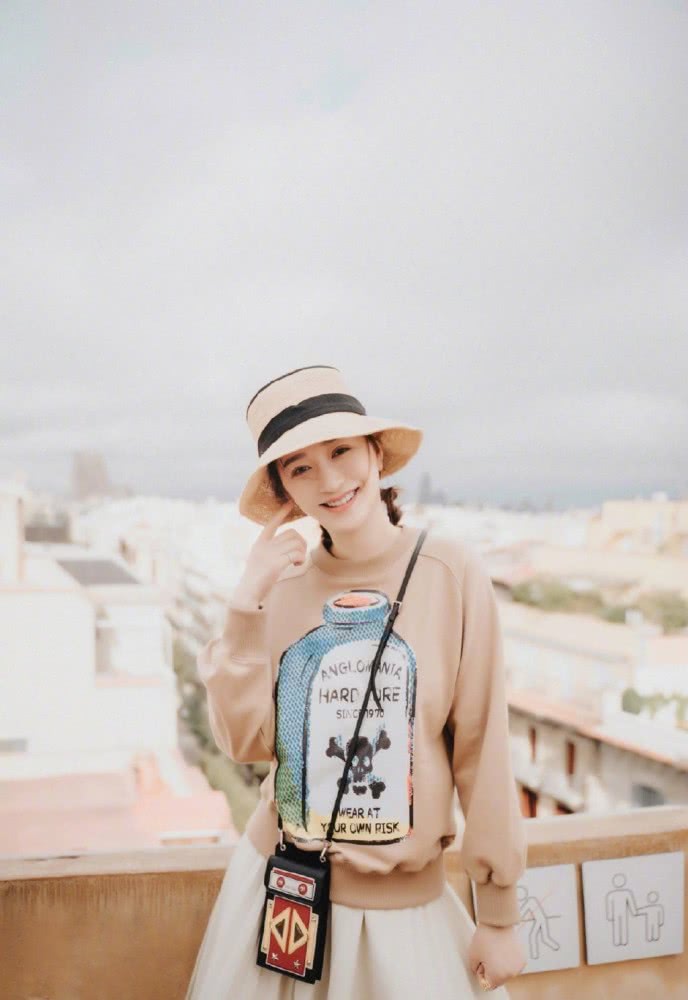 李小冉穿卫衣戴圆草帽,对着镜头甜笑美成初恋