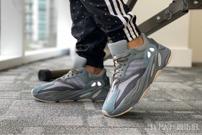 YEEZY BOOST 700又有一款跳票,先看看上脚感受!