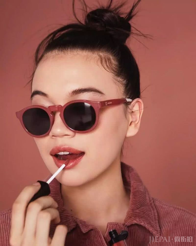 豆沙色、梅子色都靠边,今年最火的口红色是它