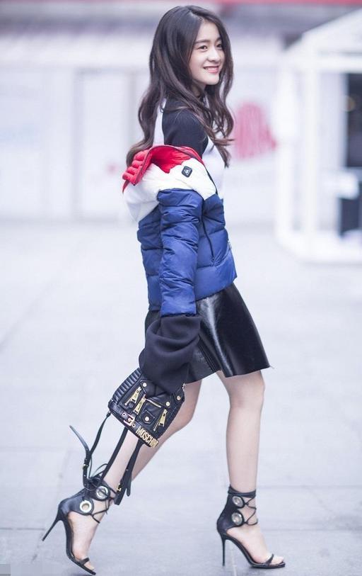 张雪迎穿复古风长裙优雅大气，配丸子头气质绝了！